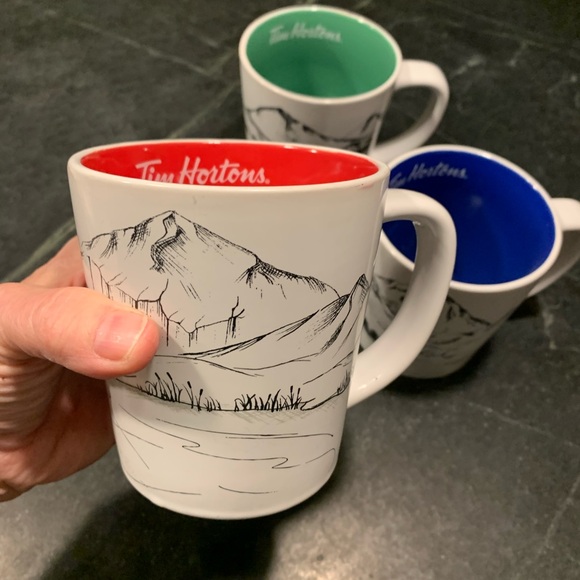 TIM HORTONS| 2018 Set of three themed mugs. - Picture 2 of 10
